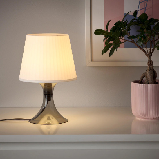 Table lamp with LED bulb